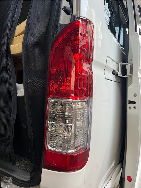 ハイエースバンのDIY・シャコタン風・4型純正風テールランプ交換・いい感じ♪・884MOTORSCLUBに関するカスタム事例の投稿画像3枚目