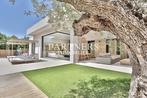 House with pool and garden 4