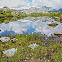  paesaggio montano in un laghetto 