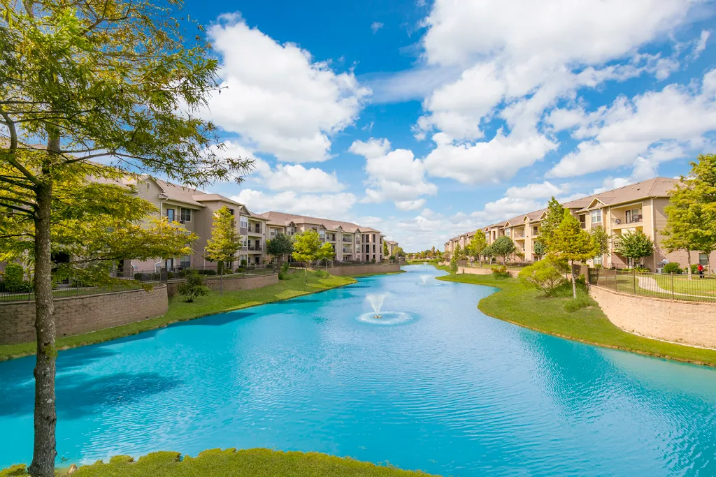 Clearpoint Crossing's on-site lake surrounded by apartment buildings