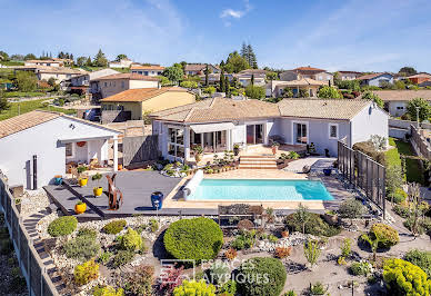 Maison avec piscine et terrasse 9