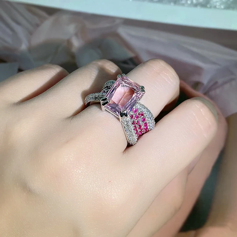 Dames roze diamanten ring met gepersonaliseerde opening. Een uniek en persoonlijk geschenk. Perfect om speciale momenten te vieren met stijl.