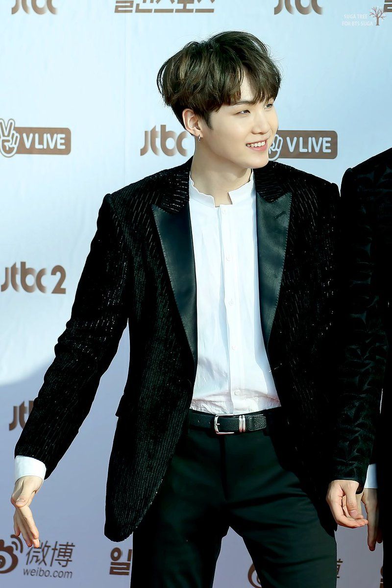 Suga looks so fancy on the red carpet. 