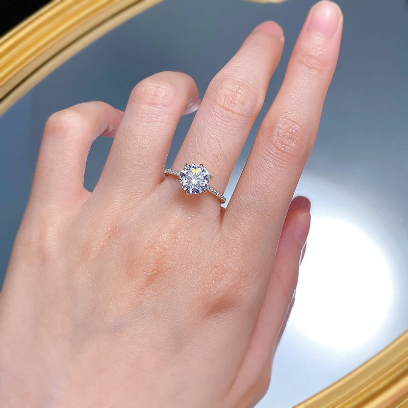 Anello 1 Carato Sei Griffe Donna con Diamante High Carbon – un gioiello scintillante per un'eleganza senza tempo e un tocco di classe.