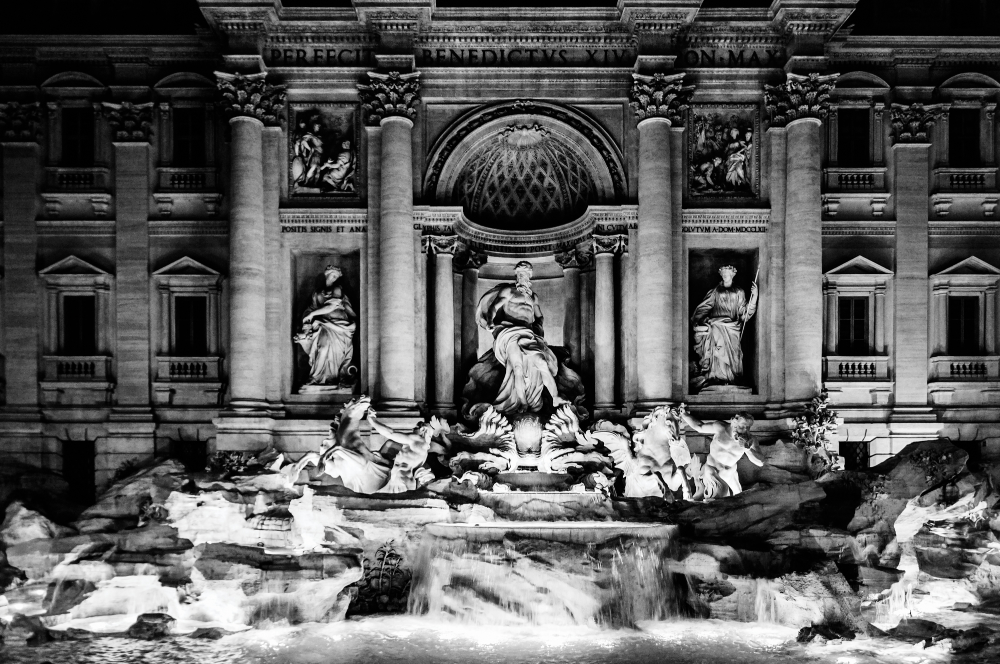 Fontana di Trevi e la sua imponenza di SLR Photo