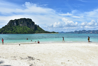 Walk at Thale Waek connecting Tup Islets and Mor Island