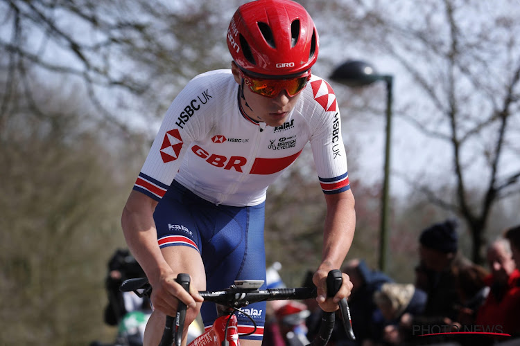 🎥 Indrukwekkende beelden: Tom Pidcock rijdt al driftend naar beneden 