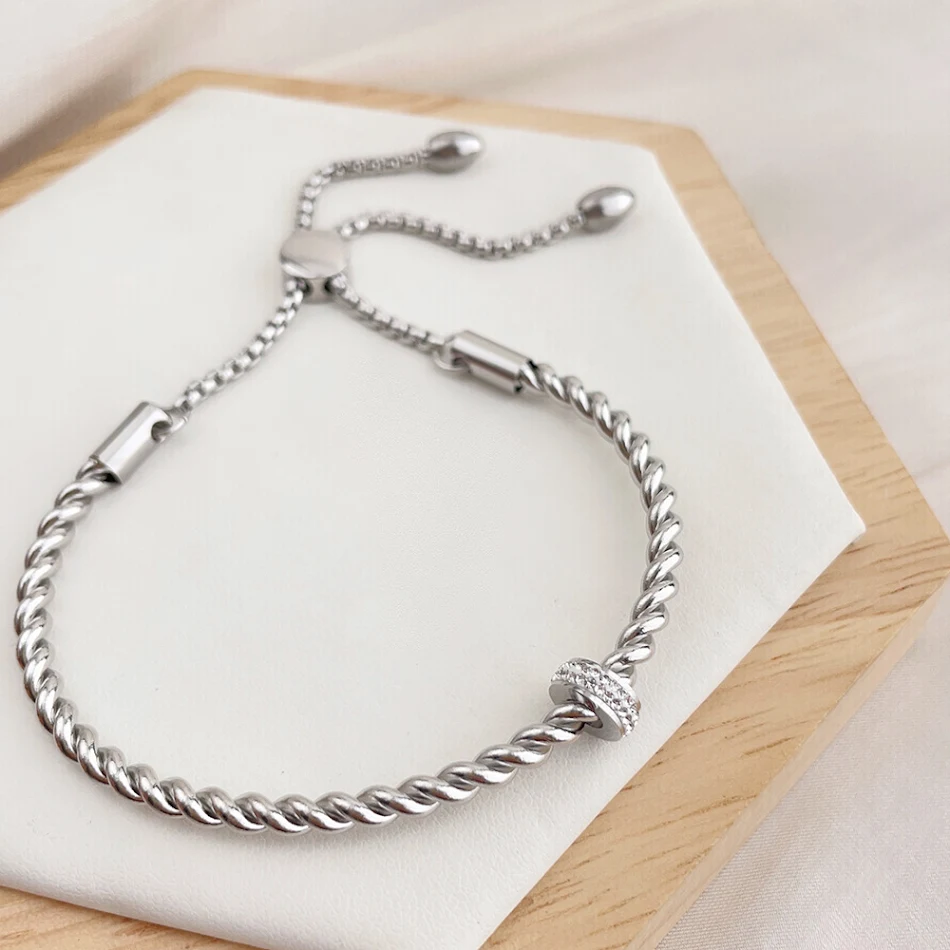 Armband gefrituurde deegkrullen Titaniumstaal Verkleurt niet Stijlvol design en duurzaam voor dagelijks gebruik. Geniet van schoonheid en sterkte.