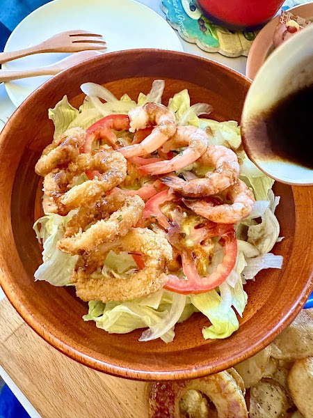 今天來到台中勤美附近逛逛到了午餐時間發現
#HotShock哈燒庫美式餐廳
進到店裡的感覺很放鬆滿滿的美式氛圍
打開菜單發現，跟我印象中的美式餐廳完全不一樣
這裡除了漢堡炸雞居然還有烤雞、義大利麵、烤