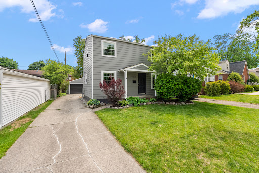 Luxury property for sale in Royal Oak (United States) - Grey house with garage and garden