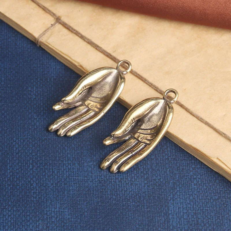 Llavero colgante creativo con forma de mano de Buda corazón Zen antiguo de latón, para llevar la paz y la sabiduría contigo.