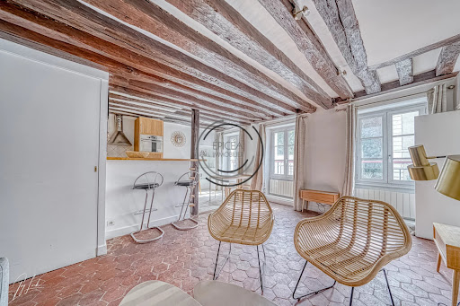 Living room with open kitchen and exposed beams - Luxury property for sale in Paris 7ème, 3 rooms, 2 bedrooms