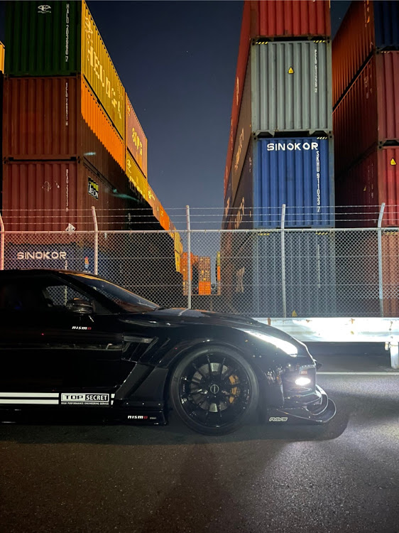 NISSAN GT-RのR35・GTR35・イルミネーション撮影・ピックアップ一度でも載ってみたい・品川埠頭コンテナに関するカスタム事例の投稿画像3枚目
