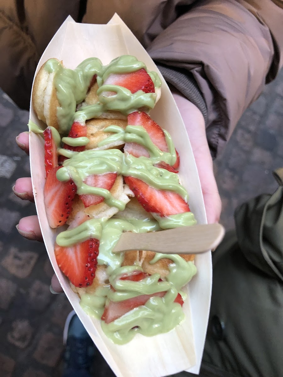 GF option if toppings, pistachio sauce.