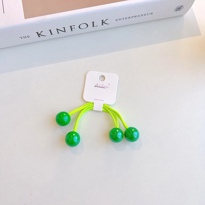 Kinder haarelastiek met contrasterende gekleurde balletjes, perfect voor speelse kapsels, eenvoudig te gebruiken en comfortabel voor kinderen.