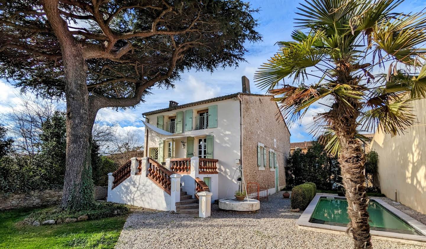 Villa avec piscine en bord de mer Bélarga