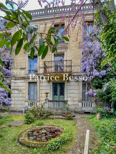 Listed private mansion with garden 2