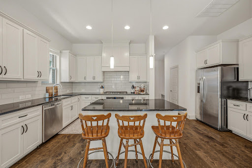 Modern white kitchen with central island - Prestige house for sale in Fort Worth, 3 bedrooms