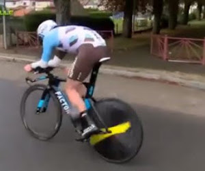 Hallucinant, net als bij Niki Terpstra in Parijs-Roubaix breekt het stuur van deze jonger renner af en komt hij akelig ten val