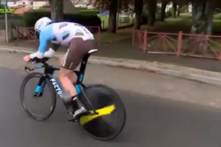 Hallucinant, net als bij Niki Terpstra in Parijs-Roubaix breekt het stuur van deze jonger renner af en komt hij akelig ten val