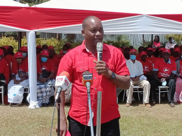 Deputy governor Peter Ndambiri address Jubilee delegatesin Ndia on Monday