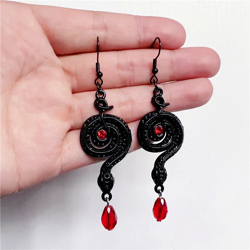 Gothic Fashion Rode Kristal Slang Oorbellen voor Dames. Opvallende sieraden voor een edgy look. Perfect accessoire voor liefhebbers van gothic mode.