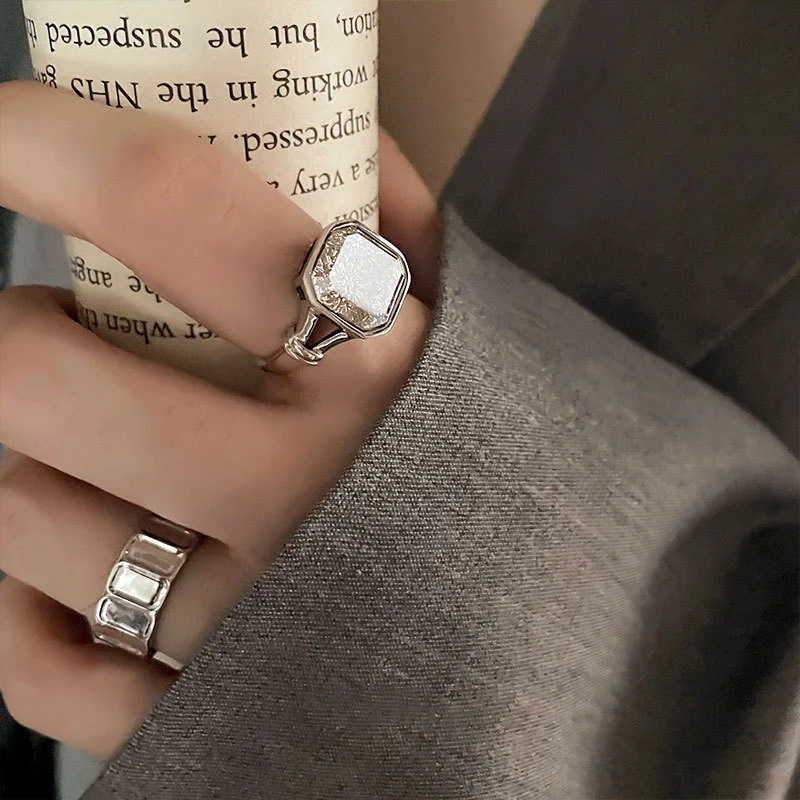 Pierścionek ze srebra próby Ice Crystal White Tea, regulowany, dla kobiet, modny, chłodny wiatr, otwarcie, wyjątkowa osobowość.