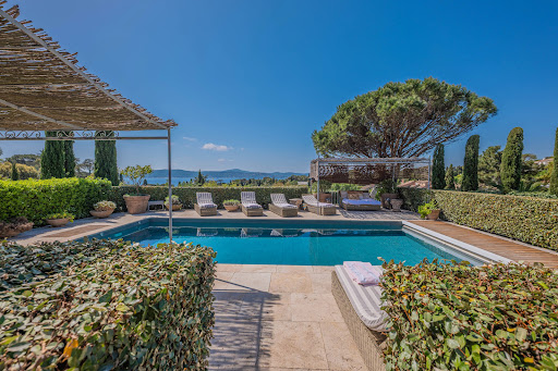 Villa with pool 4