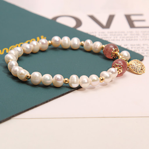 Title 4, Vintage Freshwater Pearl Bracelet Girl a classi...