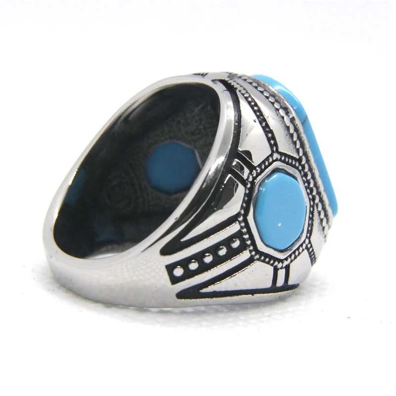 Bague homme en acier titane turquoise. Élégance et robustesse garanties. Un bijou masculin, résistant à l'eau et idéal pour un look quotidien.