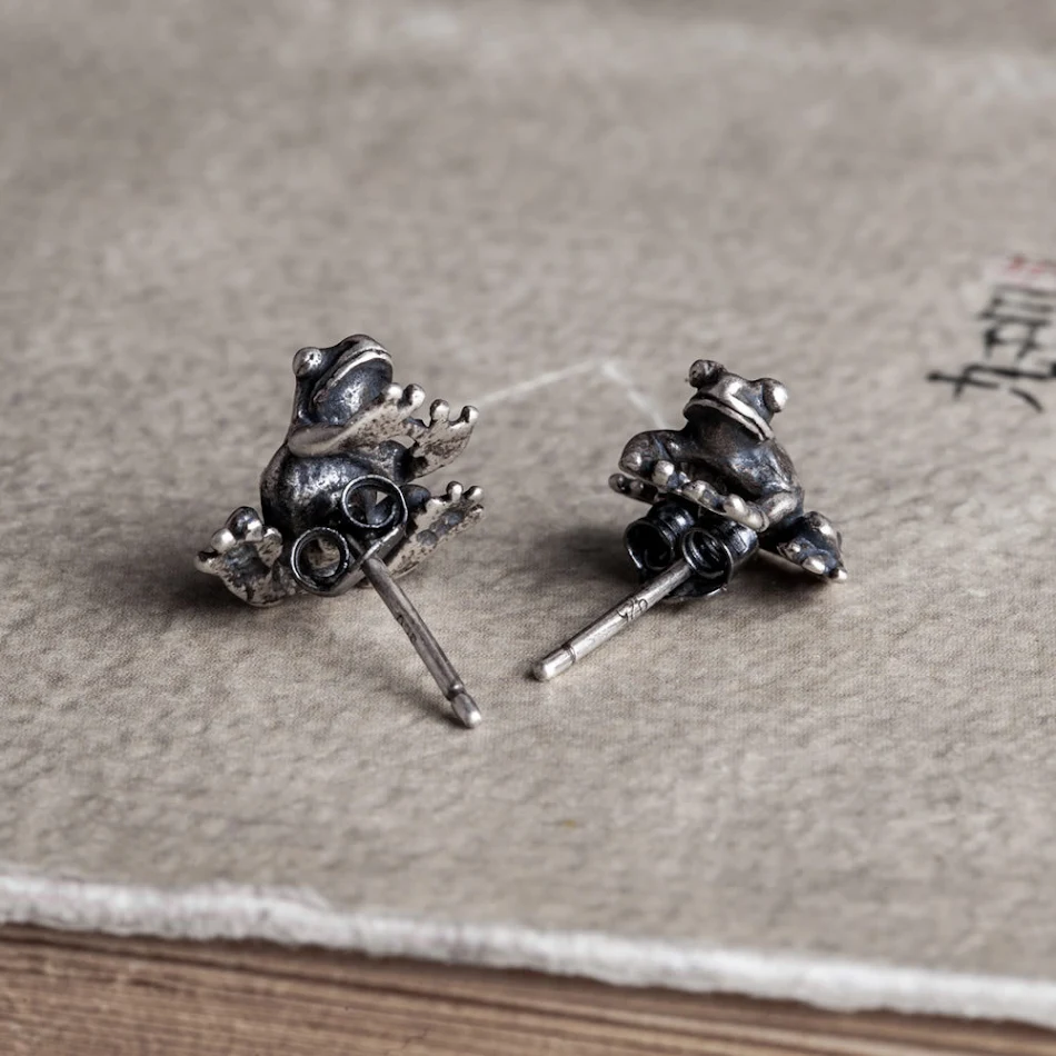 Boucles d'oreilles clous grenouille vintage en argent sterling 925, un bijou adorable pour accessoiriser votre look avec élégance.