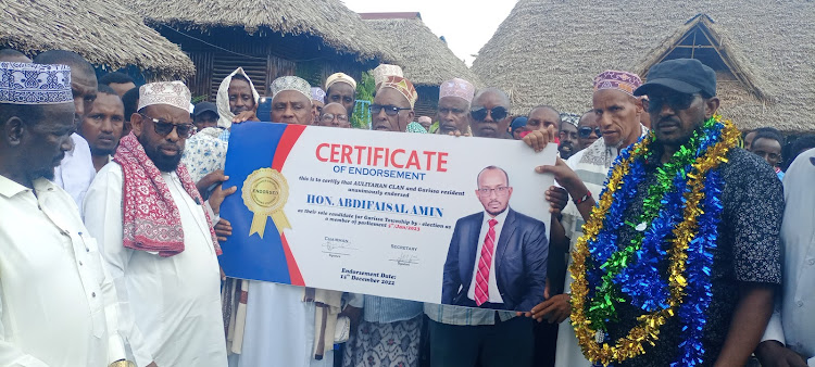 Elders from the Awliyahan community led by Abdikadir Hussein issue a certificate to Faisal Amin[r] the ODM candidate for the Garissa constituency by-election.