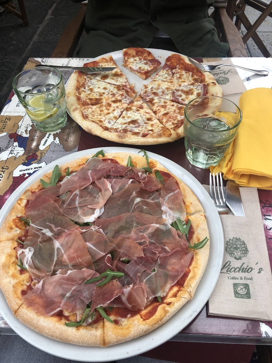 Glutenfree Pizza with ham & rucula