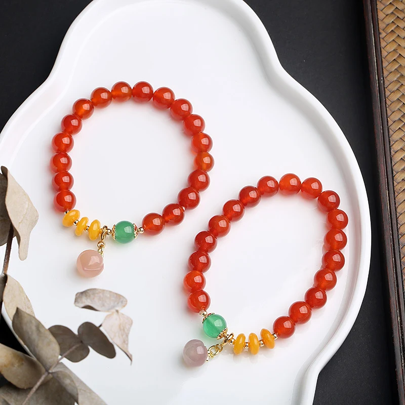 Bracelet en agate rouge avec pendentif pêches Yanyuan. Attire la chance, la santé et l'amour. Bijou protecteur et porte-bonheur.