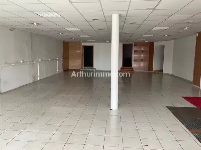 Location  locaux professionnels 3 pièces 240 m² à Lons-le-Saunier (39000), 2 700 €