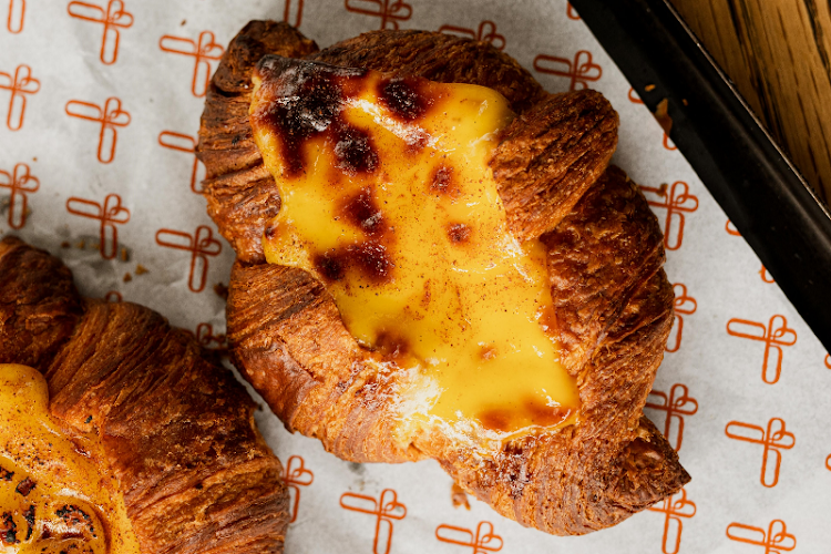 Match the gorgeous buttery flakey pastry of a croissant with the delectably creamy filling of a pastel de nata and you have a delicious croissant de nata.