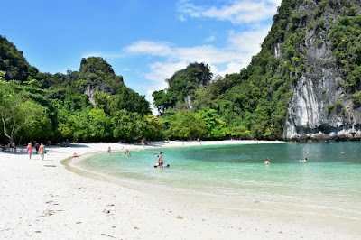 Relax at the beach of Koh Hong