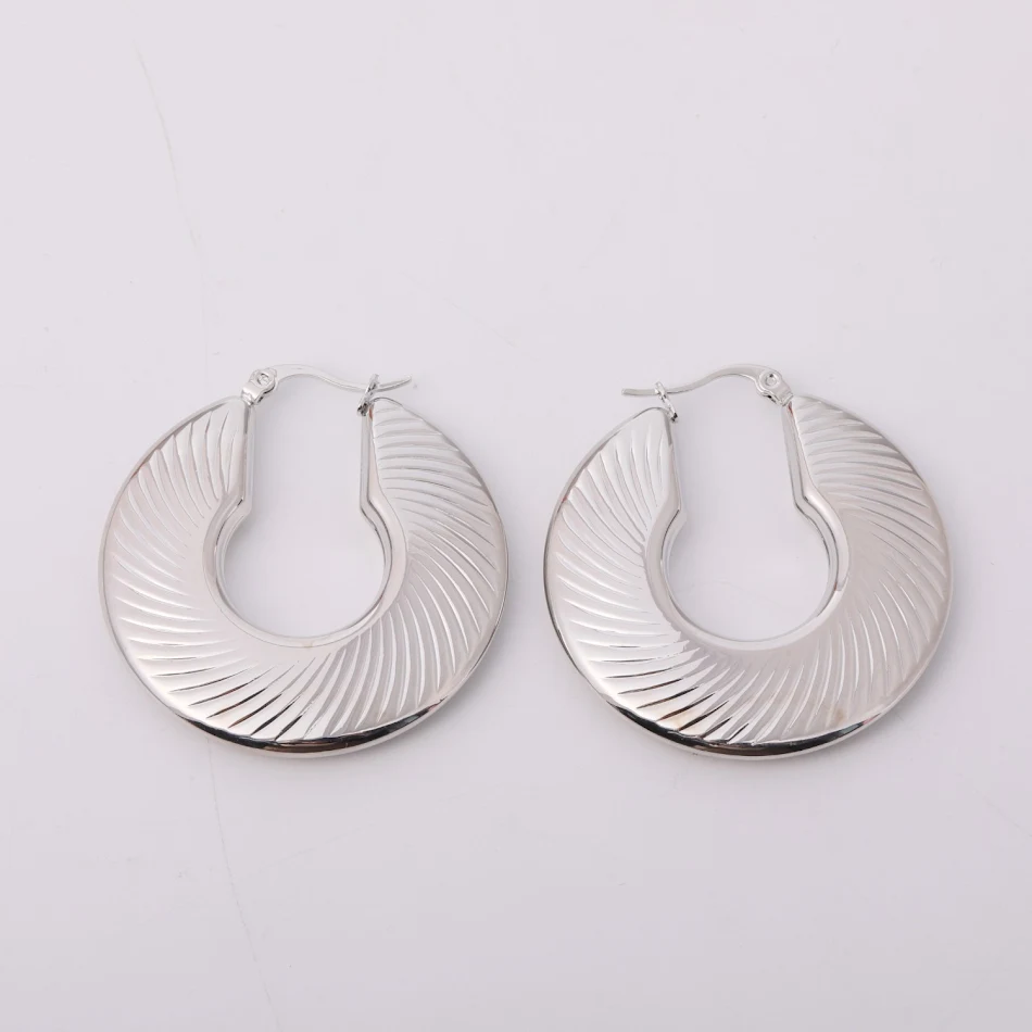Boucles d'oreilles creuses en acier inoxydable miroir, géométrie en titane. Un accessoire élégant et durable pour rehausser votre style quotidien.