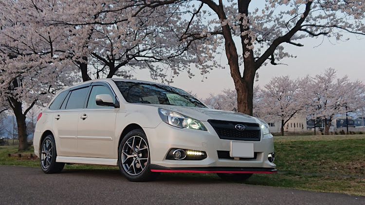 レガシィツーリングワゴンの夏タイヤ&ホイール新調・桜とコラボ・目指さないPickUpCars・BBS  Germany  SR・YOKOHAMA  BluEarth-RV03に関するカスタム事例の投稿画像1枚目