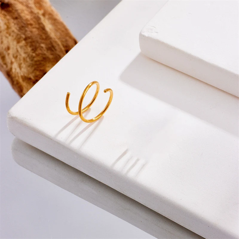 Anneau de nez double spirale, électroplaqué sous vide, pour le corps humain. Design élégant et sûr pour un usage quotidien.