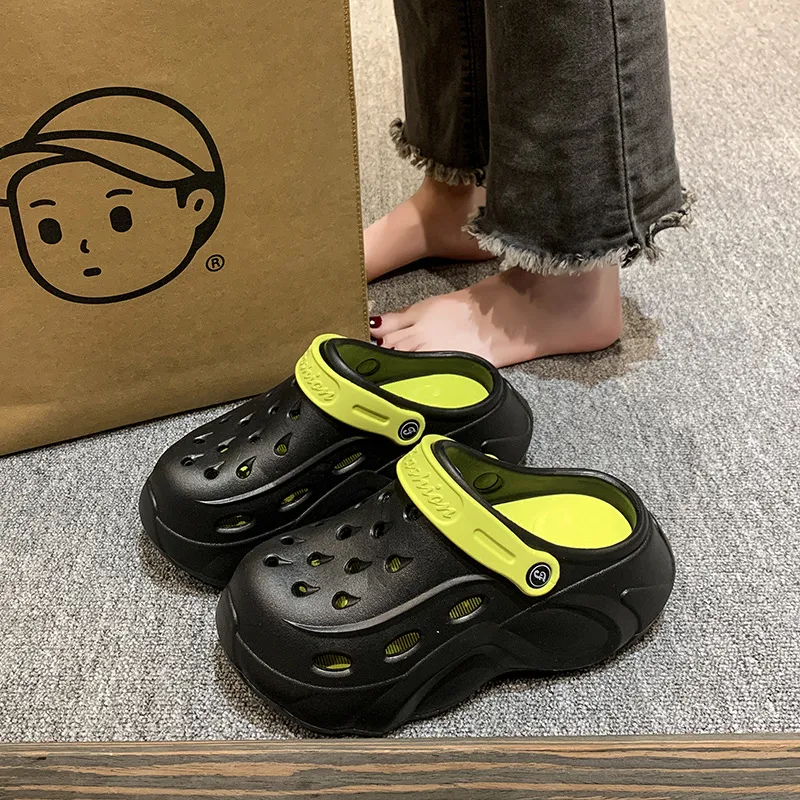 Dames zomer schoenen met dikke zool en dubbele stiksels, voorzien van perforaties voor ademend vermogen en optimaal draagcomfort.