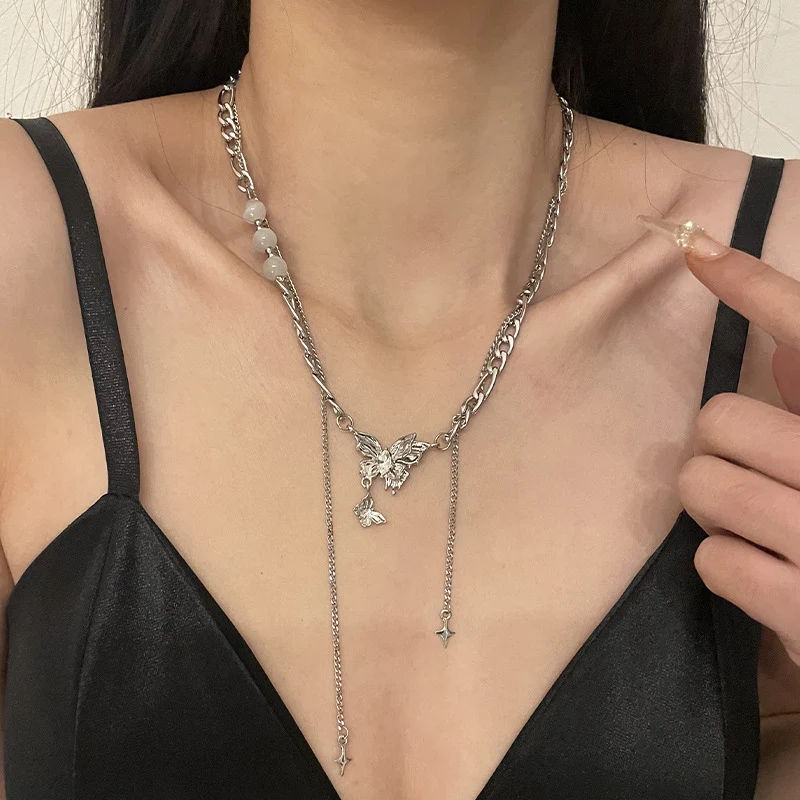 Colar de borla com borboleta de costura opalina — Adicione um toque de elegância e estilo com este acessório deslumbrante e delicado.