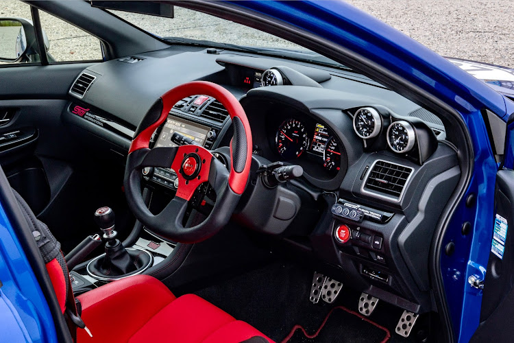 WRX STIのDefi追加メーター・コックピット感満載・ヤル気スイッチ・ゴールが見えない。。。に関するカスタム事例の投稿画像3枚目