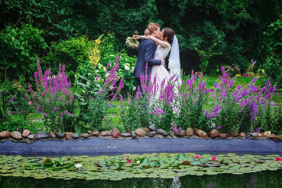 Wedding photographer Mikhail Pivovarov (stray). Photo of 9 December 2015