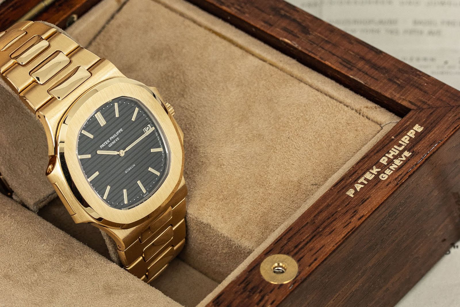 Patek-Philippe-Nautilus-3700-1J-Yellow-Gold-Gubelin-signed-AWCO-5