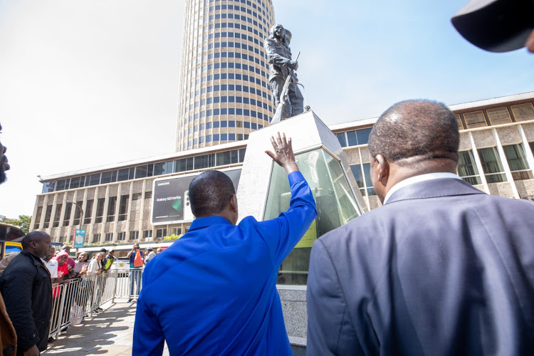 Azimio leader Raila Odinga paying his respect to Dedan Kimathi statue at July 10, 2023.