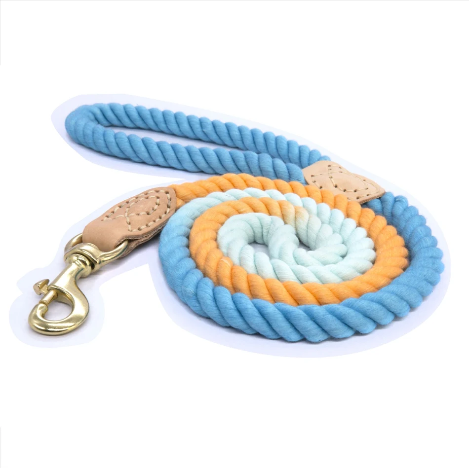 Cuerda multifuncional para mascotas con segmento de algodón teñido, ideal para paseos y adiestramiento, con agarre manual cómodo.