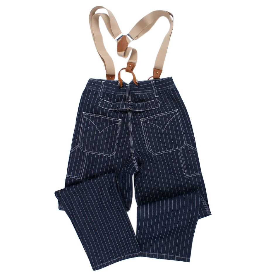 Salopette in denim a righe, modello railway, dal taglio ampio e confortevole. Perfetta per un look casual e rilassato, ideale per ogni occasione.