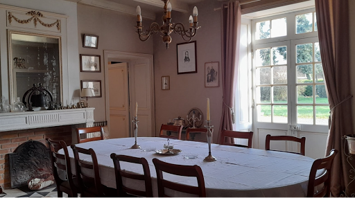 dining-room-at-the-french-bed-and-breakfast-le-clos-de-la-garenne-between-la-rochelle-rochefort-and-niort