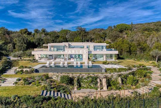 Villa avec piscine en bord de mer